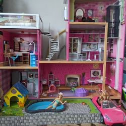 Huge Doll House - 4'/4'