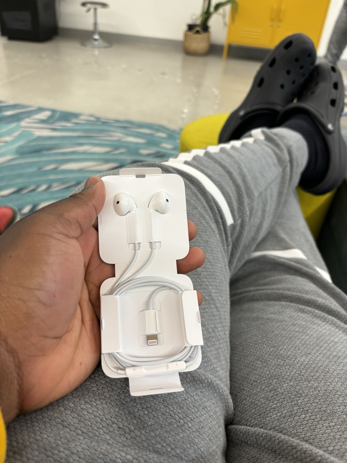Apple wireless headphones white