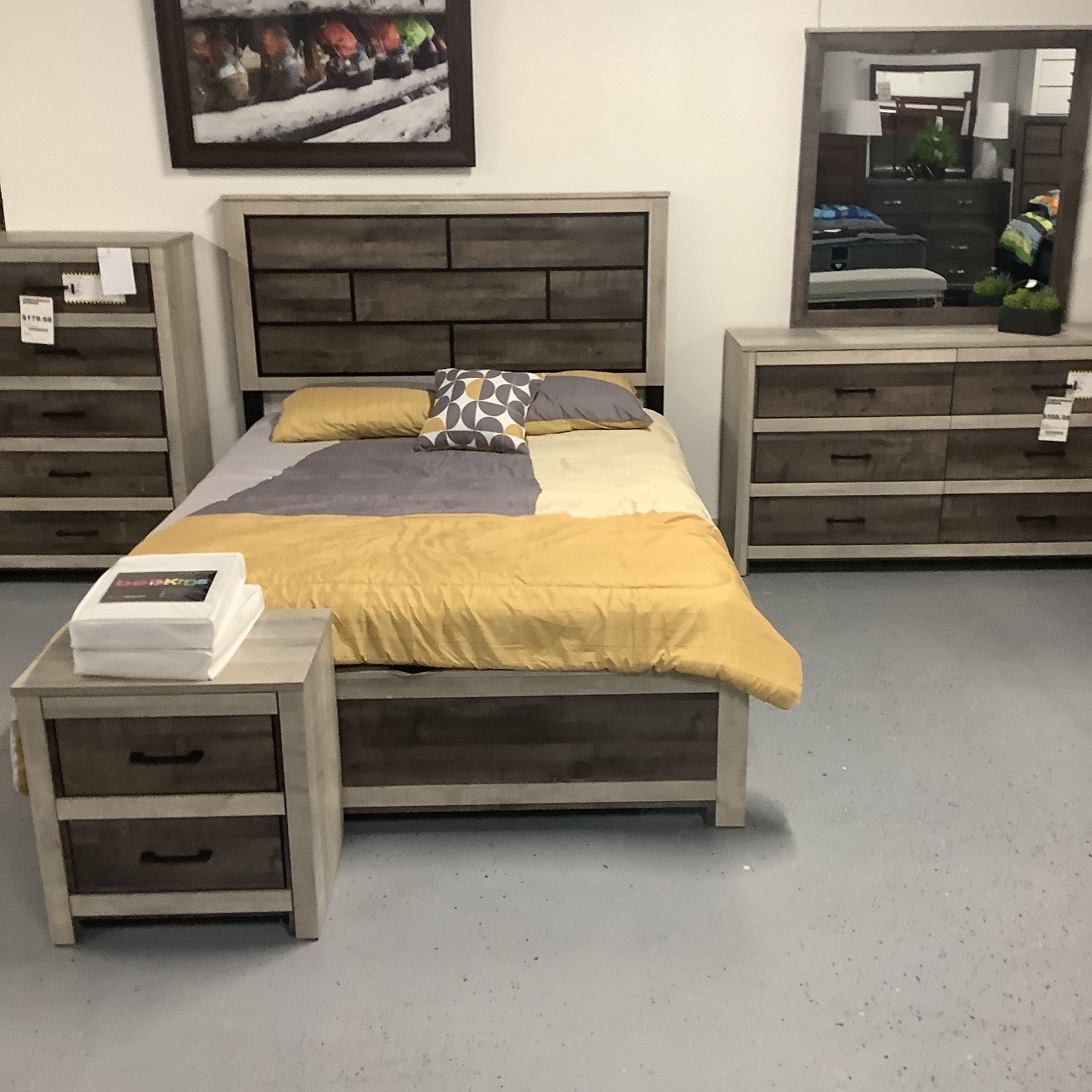 Six Piece Queen Bedroom Set