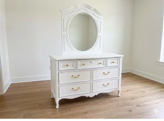 Young American whited dresser with miror