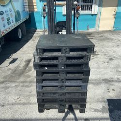 HEAVY DUTY PLASTIC PALLETS 37x32 $25 EACH DELIVERY AVAILABLE $$