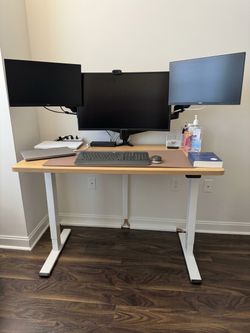 Adjustable standing desk