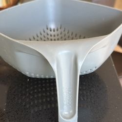 Joseph Joseph Colander with handle