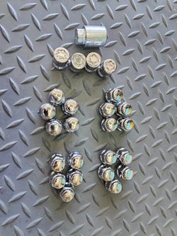 12mm x 1.50 LUG NUTS With key