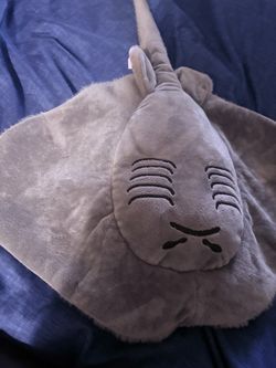 The gray manta ray plush in the image matches the classic collection of The Petting Zoo originally released in 1994.