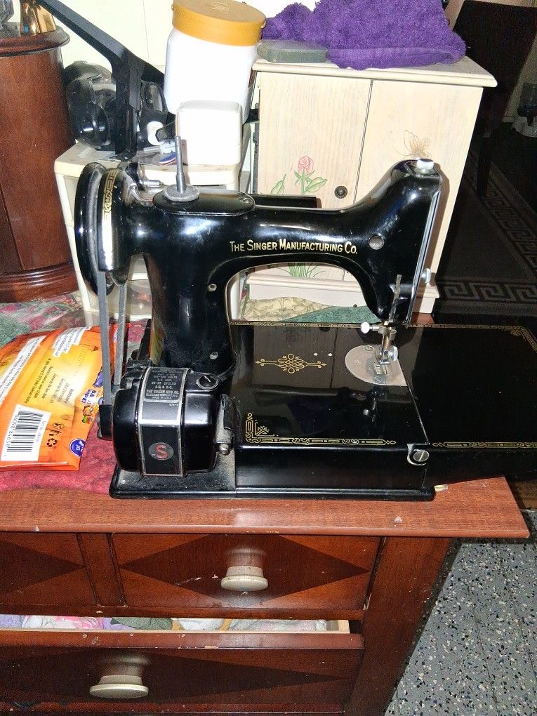 Singer Antique Featherweight Sewing Machine 
