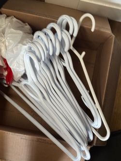 clothes hangers (90+)