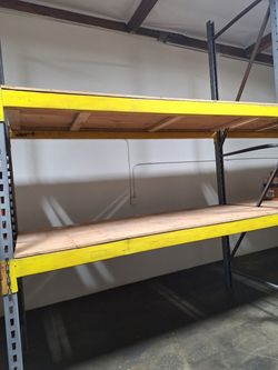 Warehouse pallet racks