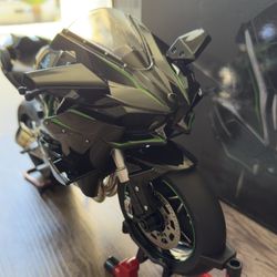 1:6 Scale Die-Cast Motorcycle 