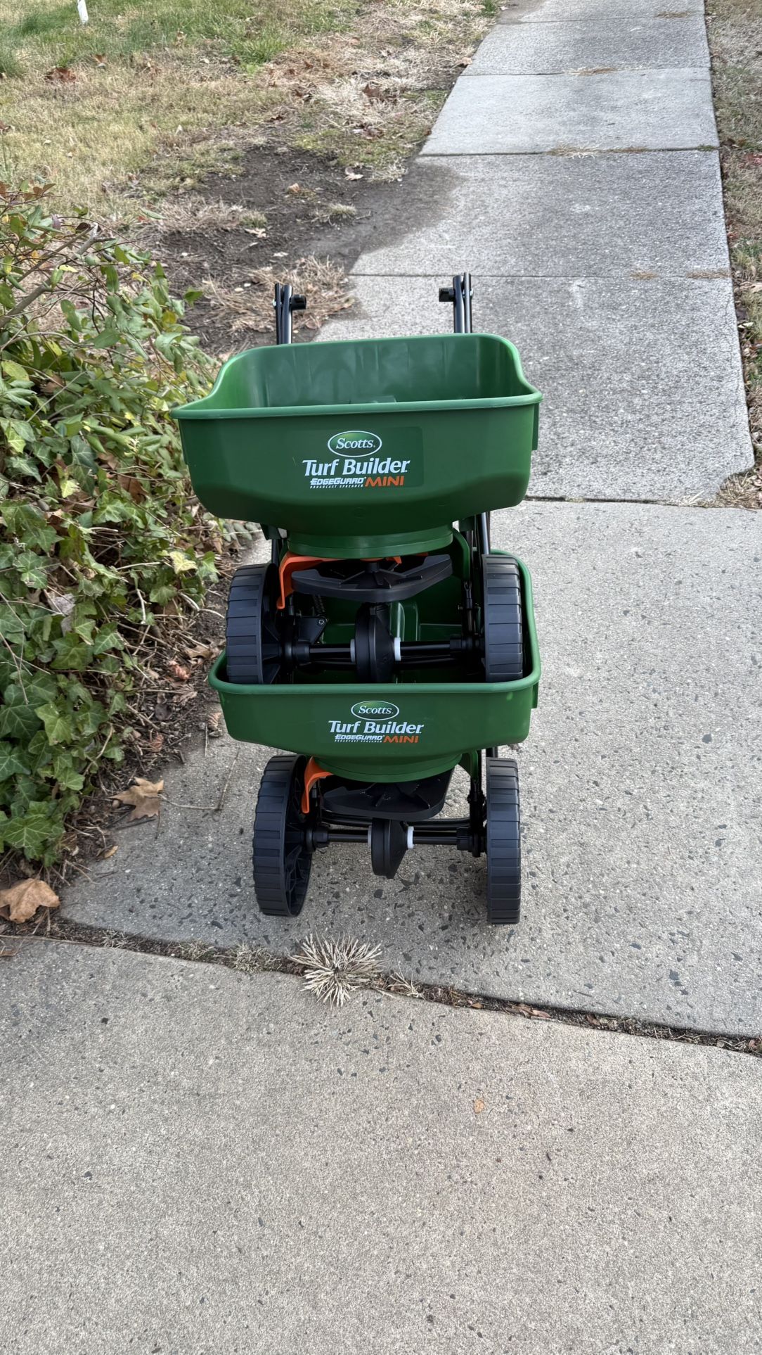 Scott Turf Builder Mini Broadcaster (2)