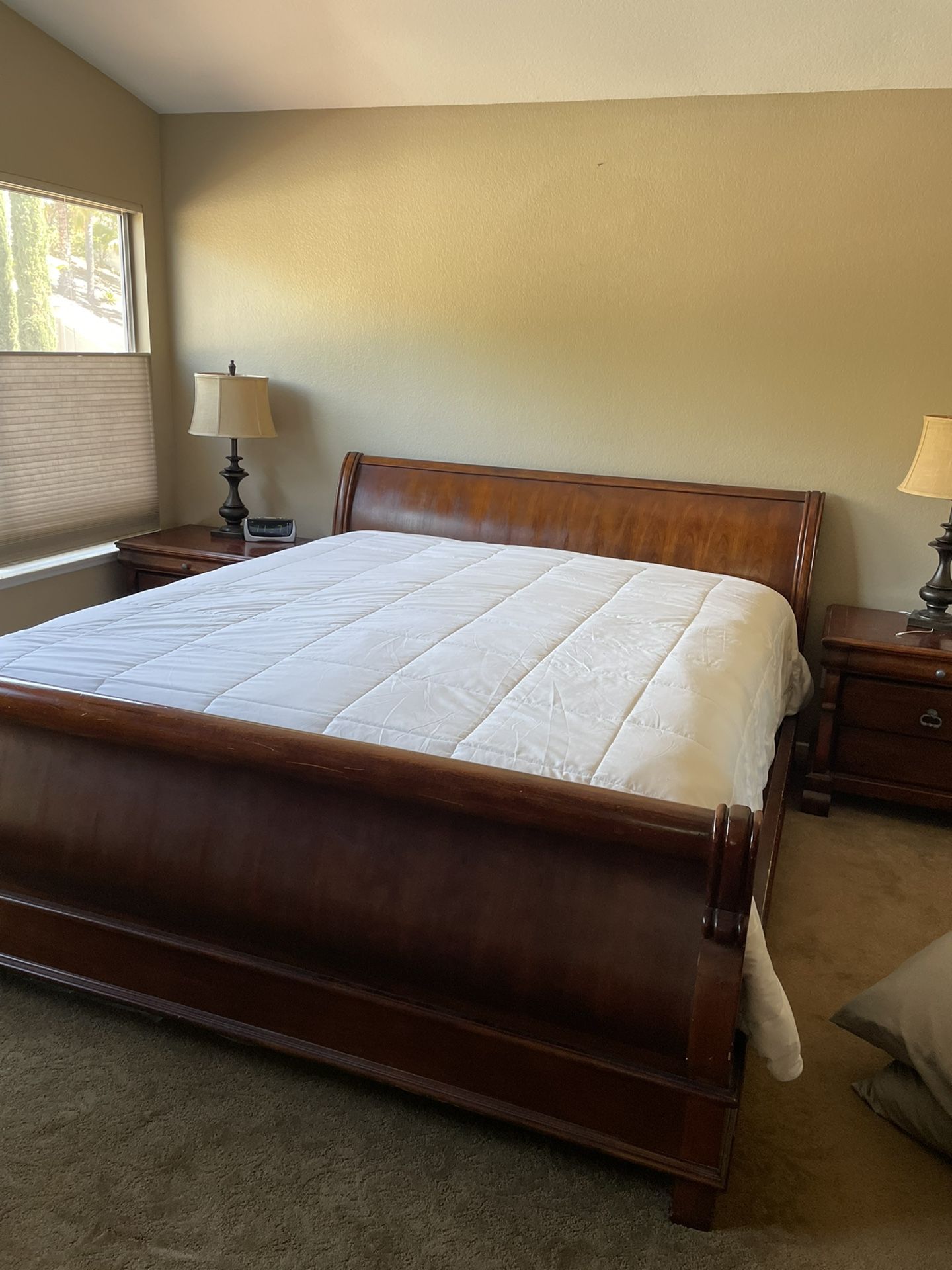 5 piece- Cal king Bedroom Set
