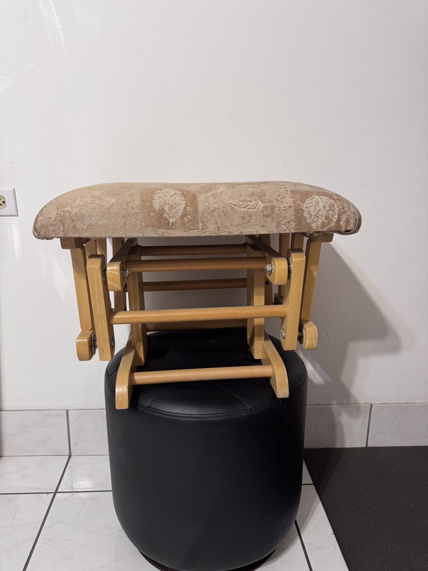 Foot Rest Excellent Condition Ottoman