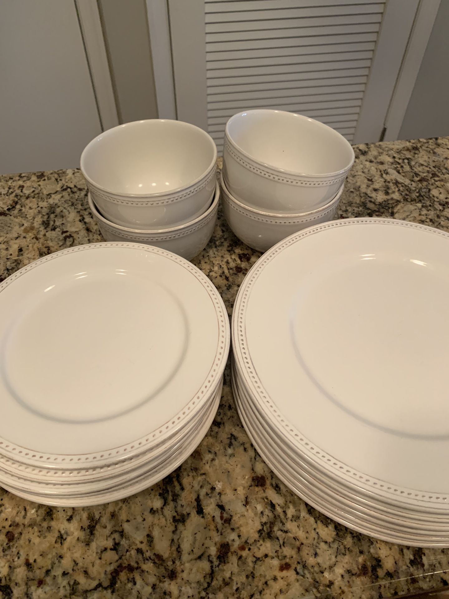 Sur la Table set of plates and bowls