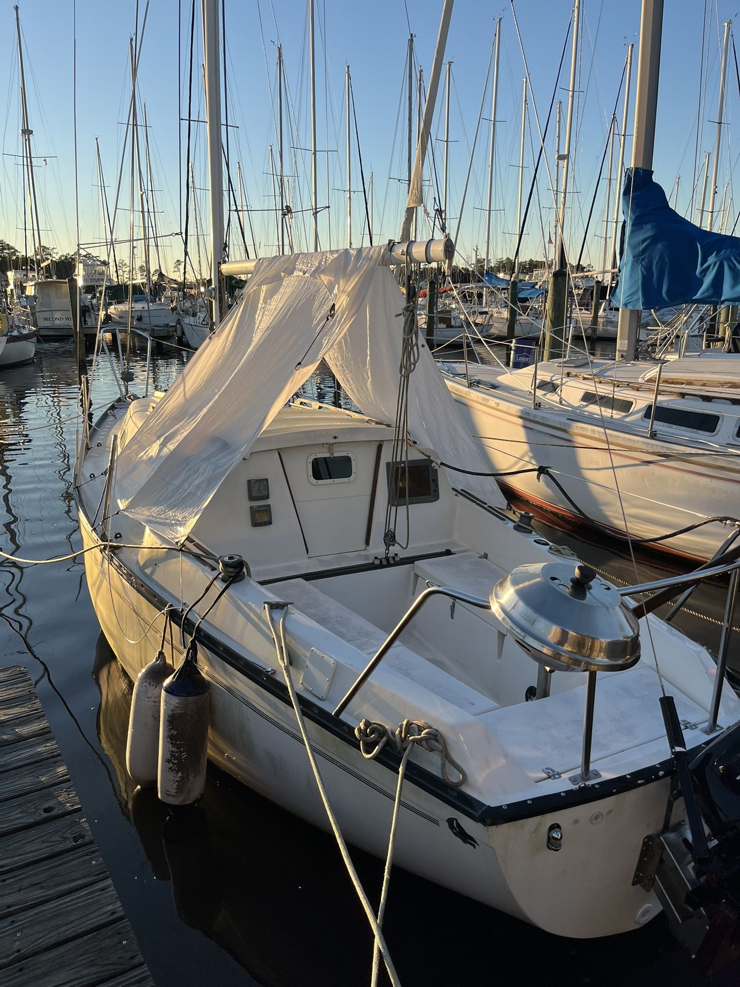25 Foot Hunter Sailboat