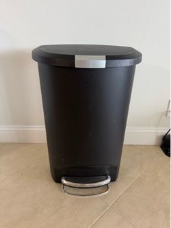 Black trash can 13 gallon locking lid