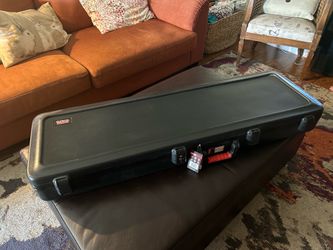 Brand new Gator molded guitar case w/TSA latches & key