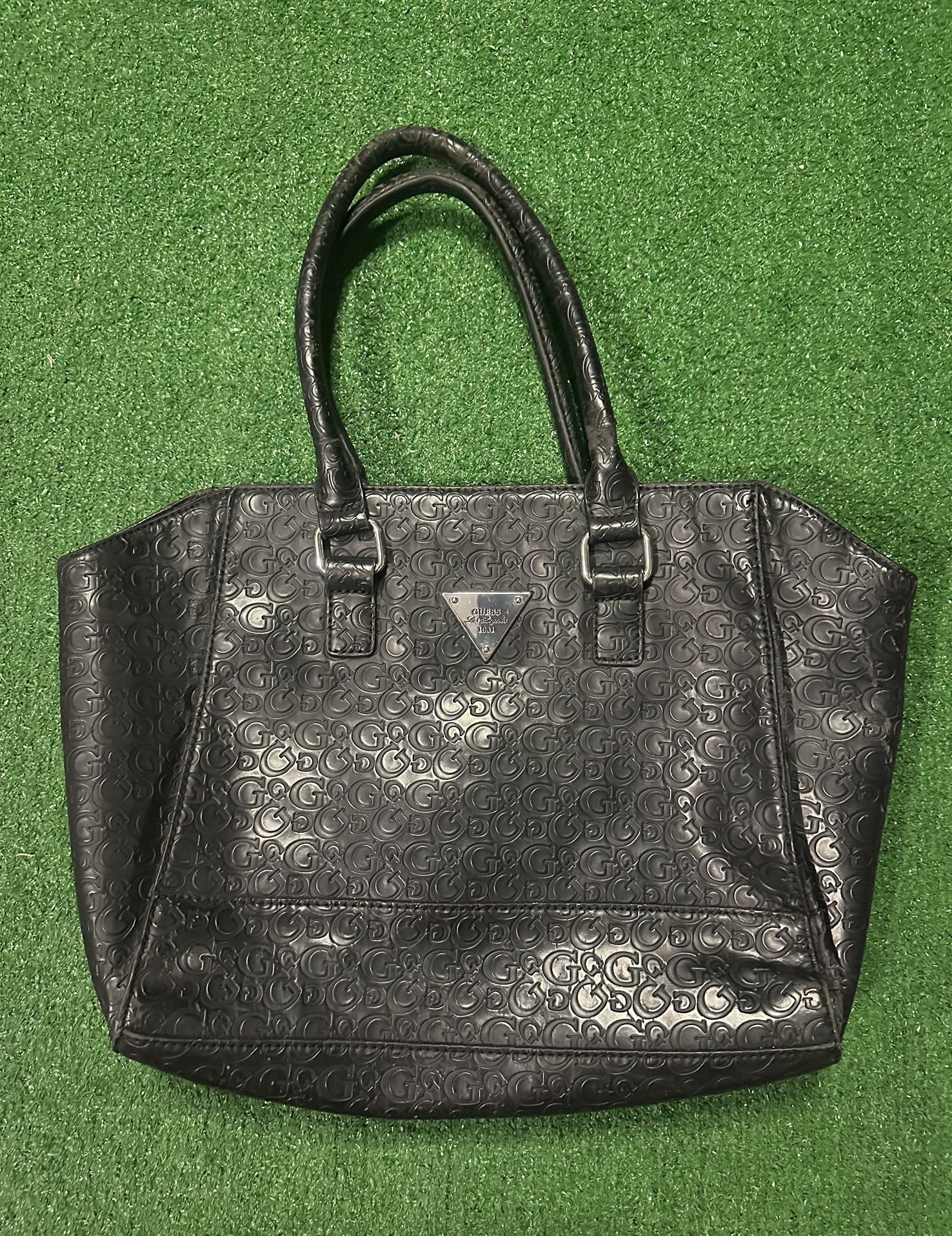 Black Guess bag with a touch of glamour