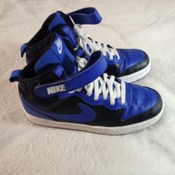 NIKES YOUTH SIZE 7 OR WOMENS 8.5 EXCELLENT USED CONDITION
