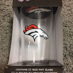 Denver Broncos Pint Glass With 4 Coasters !