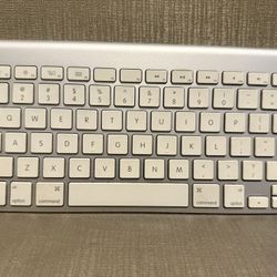 Apple Magic Keyboard – Wireless Bluetooth (Silver/White)