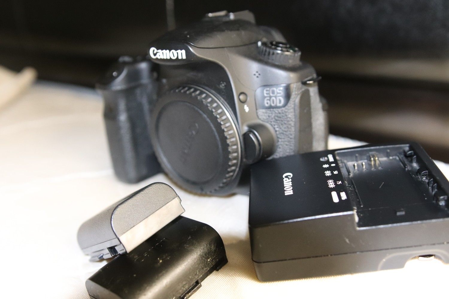 Canon 60d in working conditionwith2battries and charger No lens included