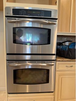 GE Profile 30” Built-In Double Convection/Thermal Wall Oven.