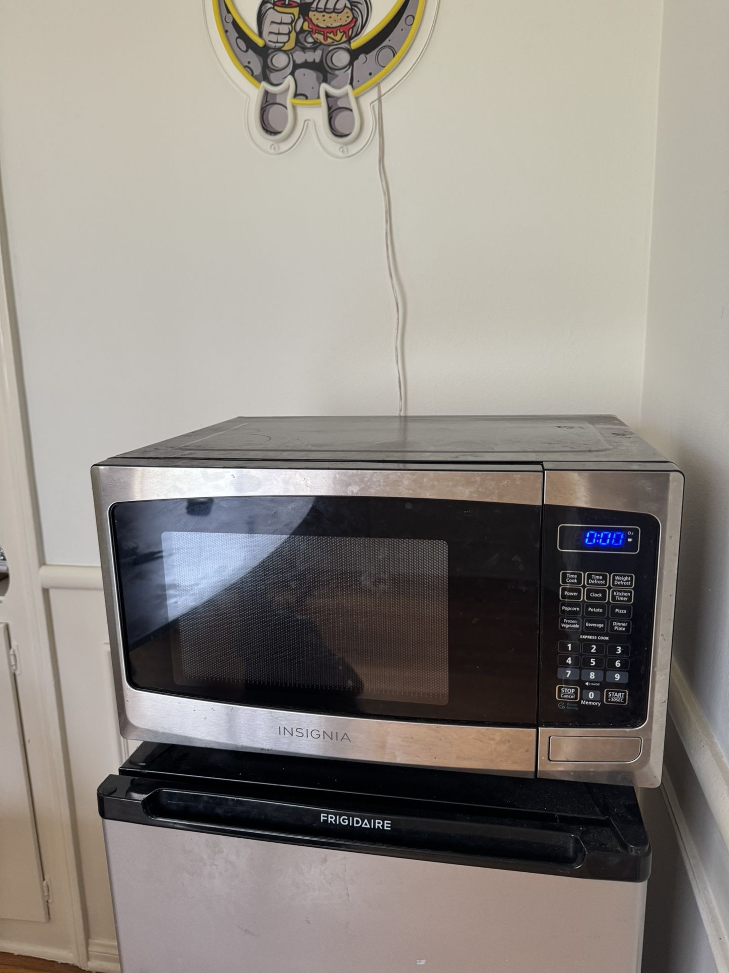Insignia Microwave