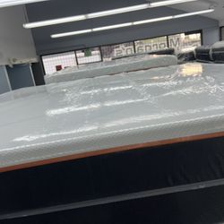 KING SIZE TEMPURPEDIC LUXEADAPT (FIRM) MATTRESS & BOX SPRINGS BED SET