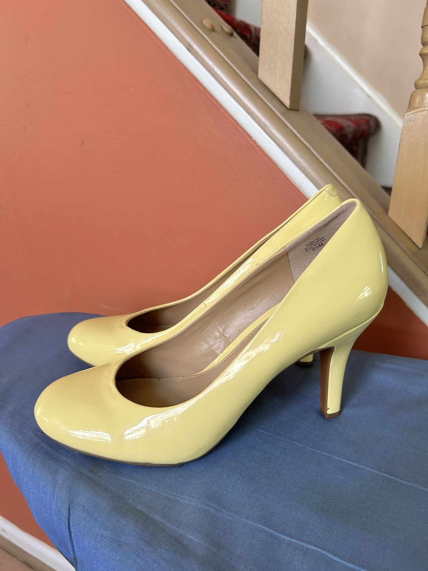 Kelly And Katie Yellow Heels. Size 9 1/2