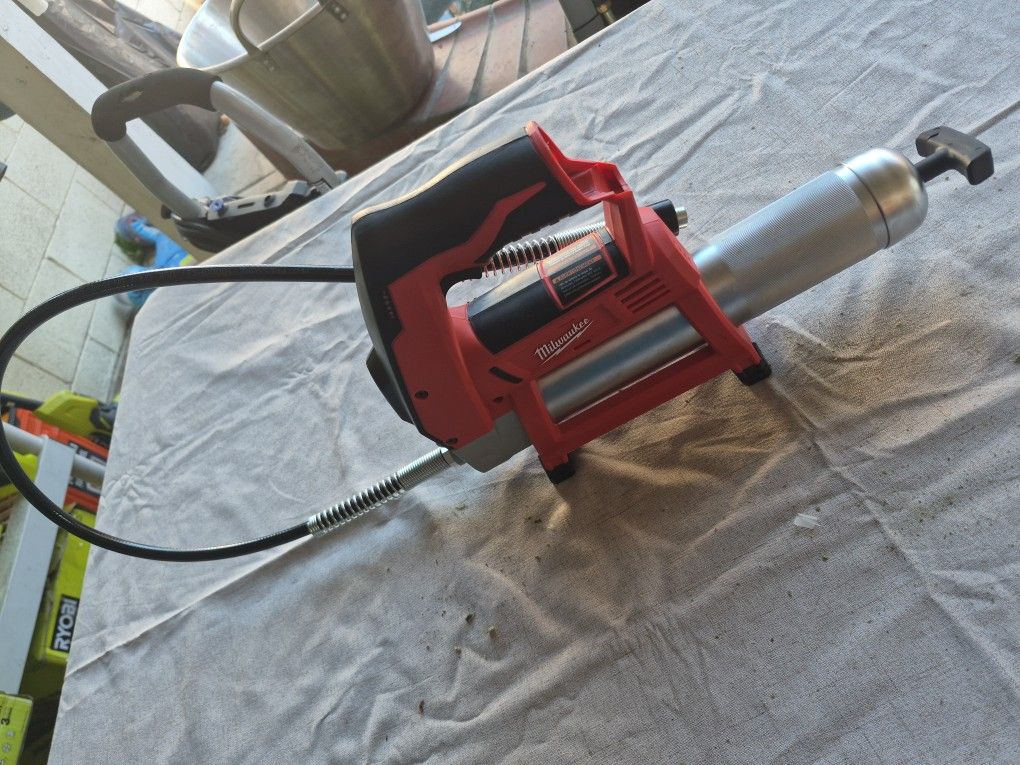 Milwaukee 12V Grease Gun