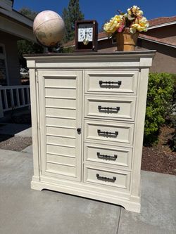 White Farmhouse Style Wood Dresser Chest of Drawers  Cabinet Furniture Great Condition