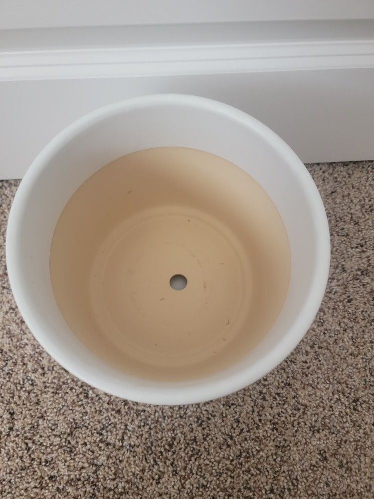 New White Ceramic Pot