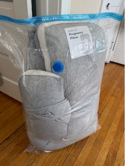 Pregnancy pillow - momcozy