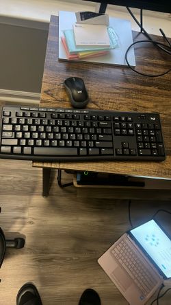 Logitech Wireless Keyboard 🎹 And Mouse