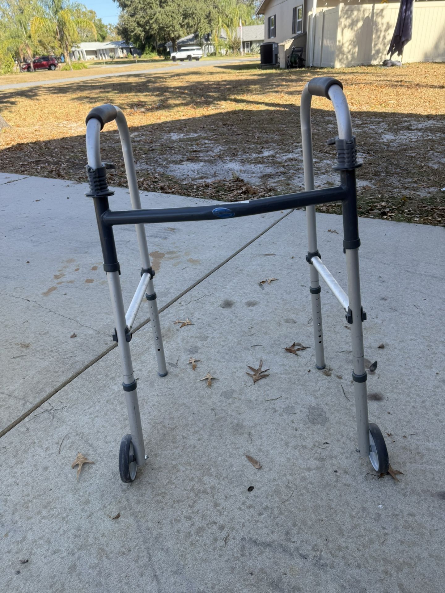FOLDING WALKER