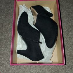 Black Suede Heeled Booties By Naturalizer  Size 6.5