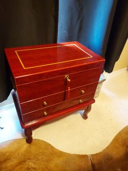 Mahogany Humidor With Legs
