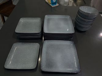 Stoneware plate set
