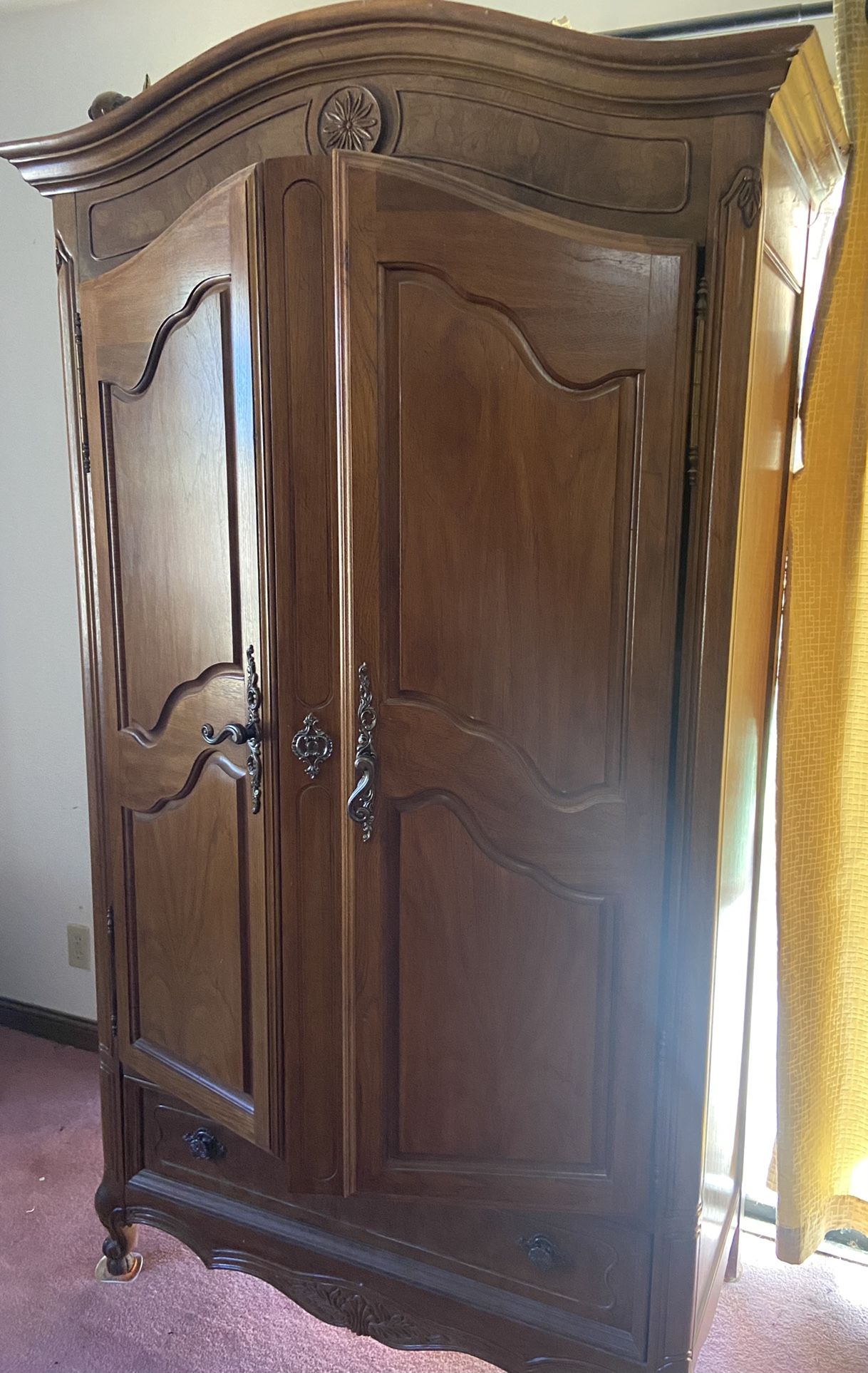 Armoire Very Nice Vintage Peace Lots Of Cabinet Space 