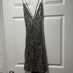 Backless evening dress with gold sequins 