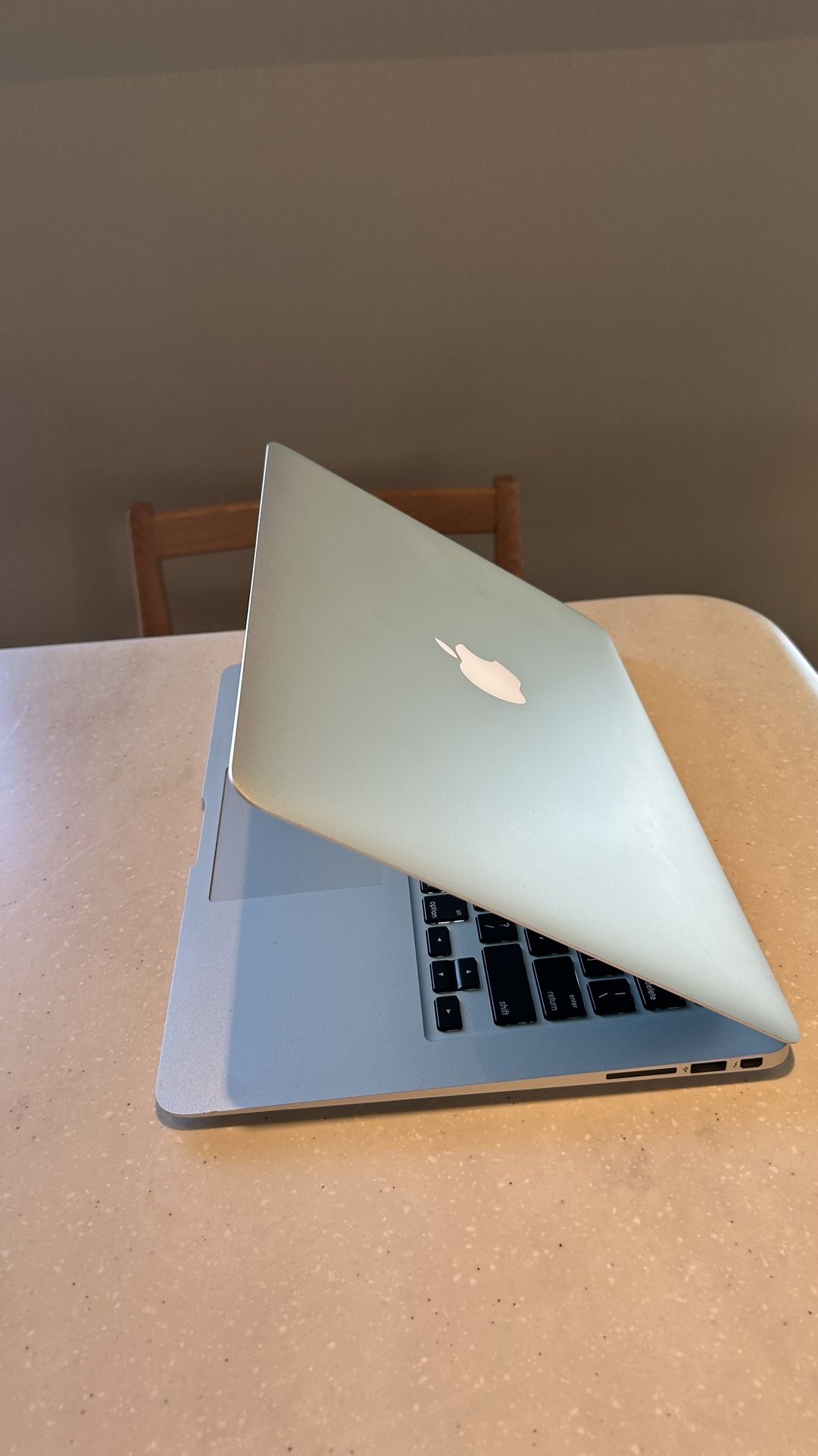 Apple MacBook Air 13” I5/8GB/256GB SSD $200