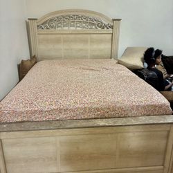 4 Pieces Bedroom  Size  Queen And Mattress  And Box Set  