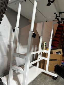 Adjustable standing desk