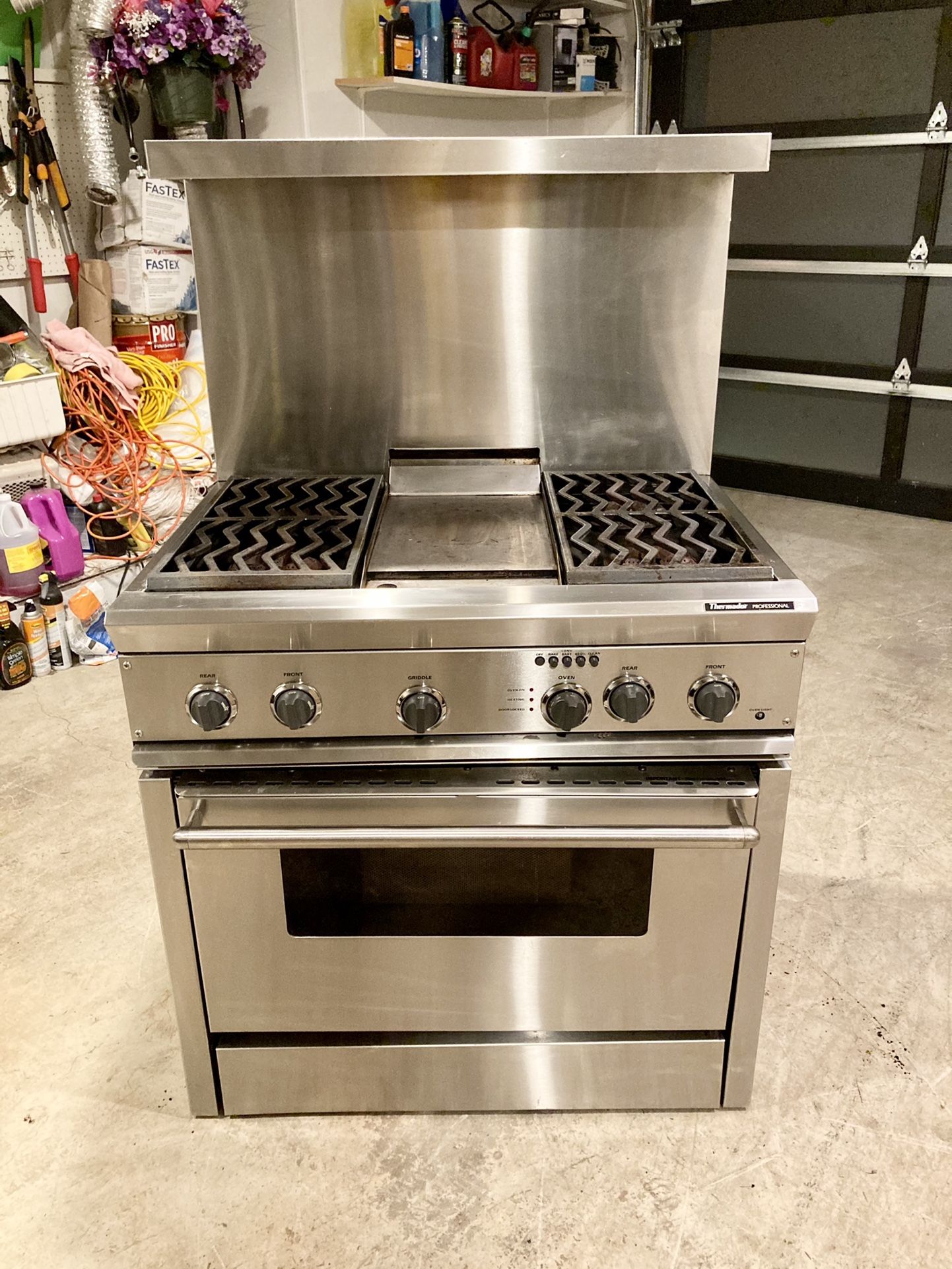 Beautiful 36” Dual Fuel Thermador Gas Range W/ Griddle & Convection