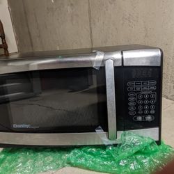 Danny designer Countertop Microwave .9cc