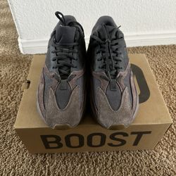 Yeezy Boost 700 Mauve Size 10