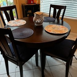 Dining Table & 4 Chairs 