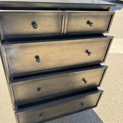 Good Wood Dresser Great working Condition  47”Tx35”Wx21”D/ Excelente Cajonera Buena 