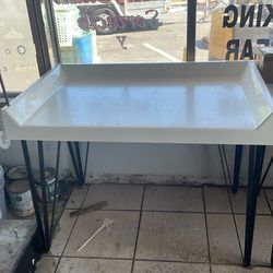 Laundry folding table