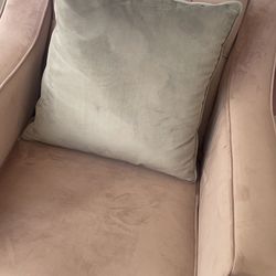 Sillón de terciopelo rosa con botones